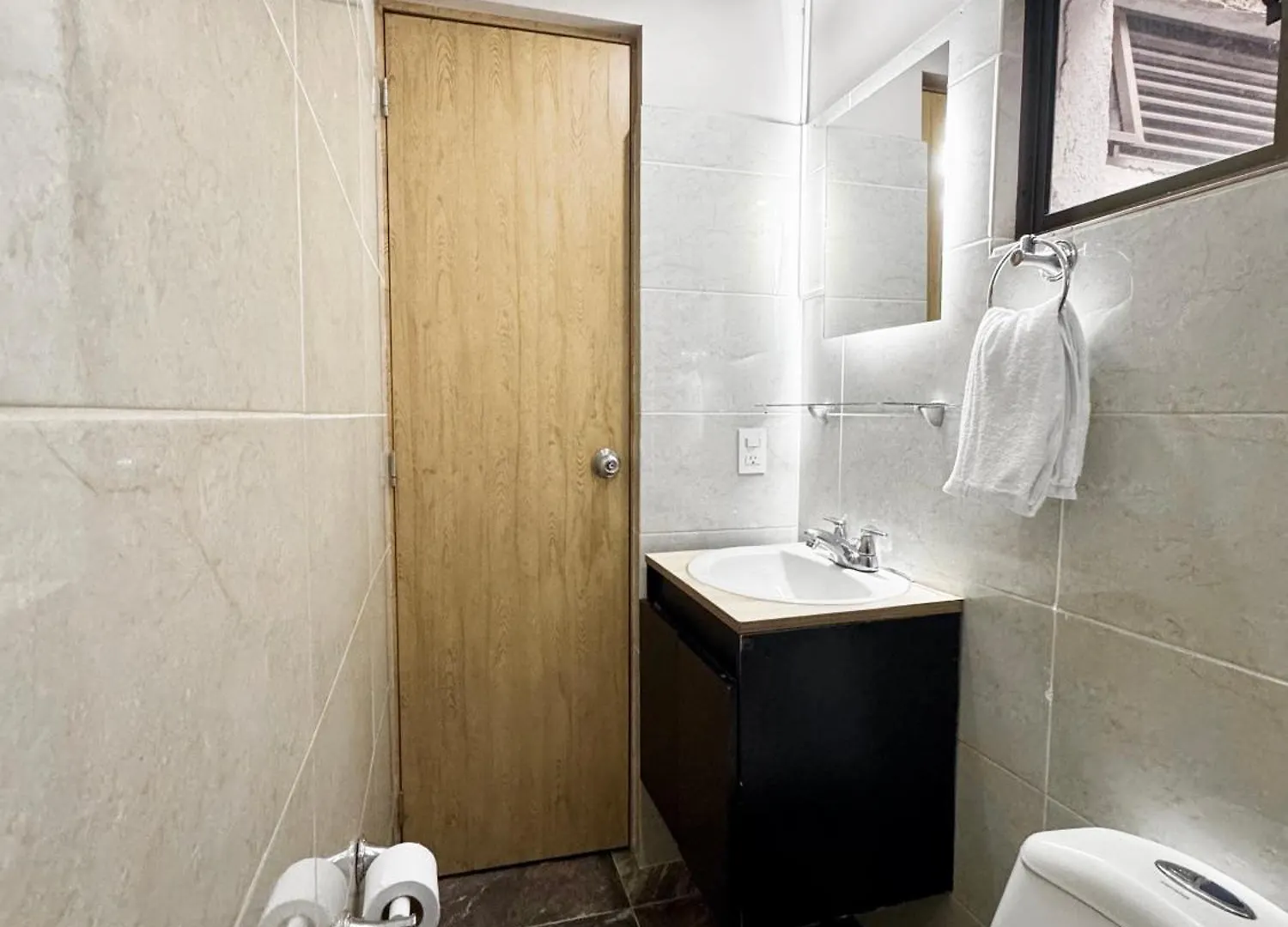 El Poblado 4 Bedrooms 2 Bathrooms With Terrace Medellin Colombia