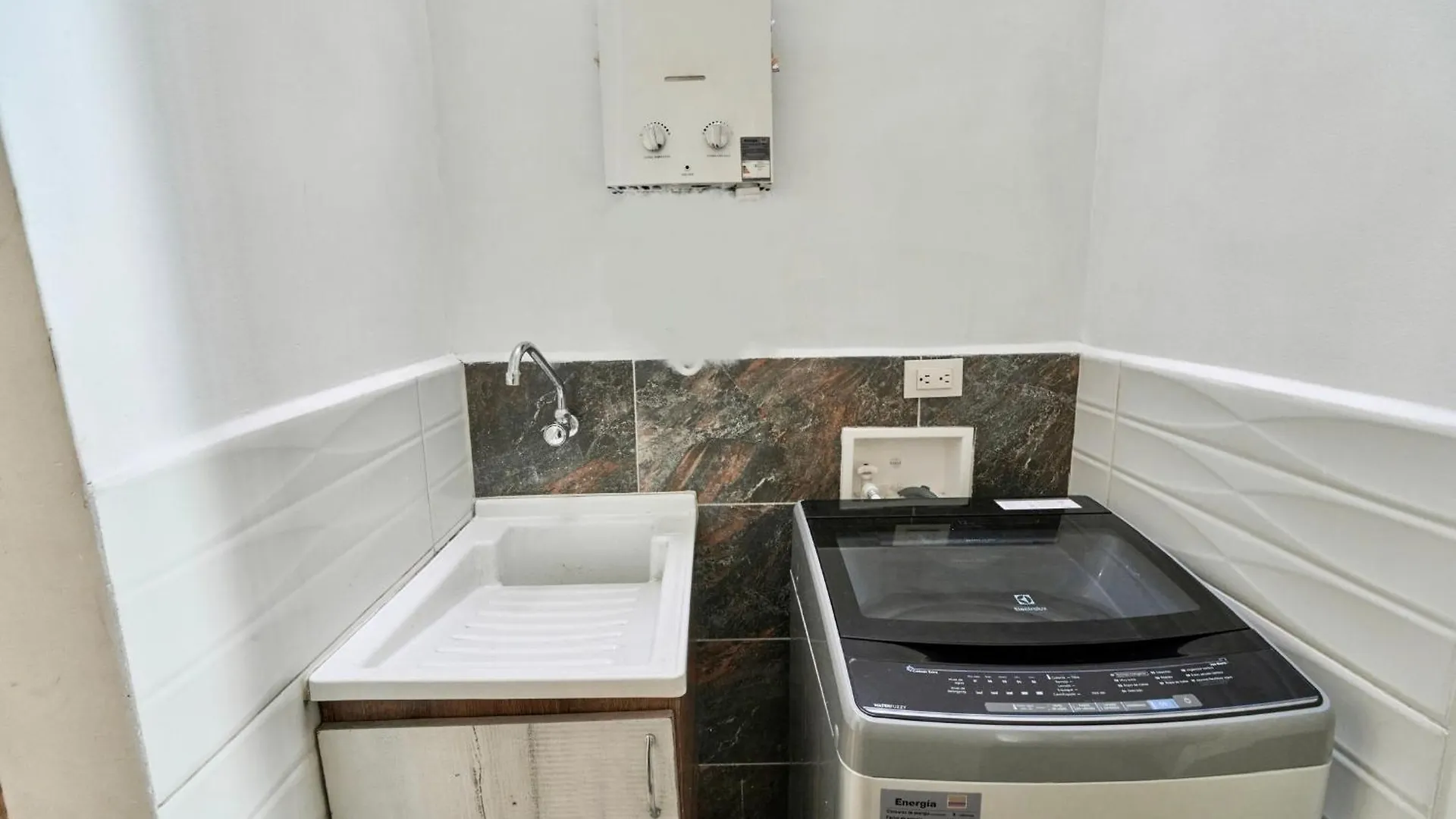 El Poblado 4 Bedrooms 2 Bathrooms With Terrace Medellin Apartment