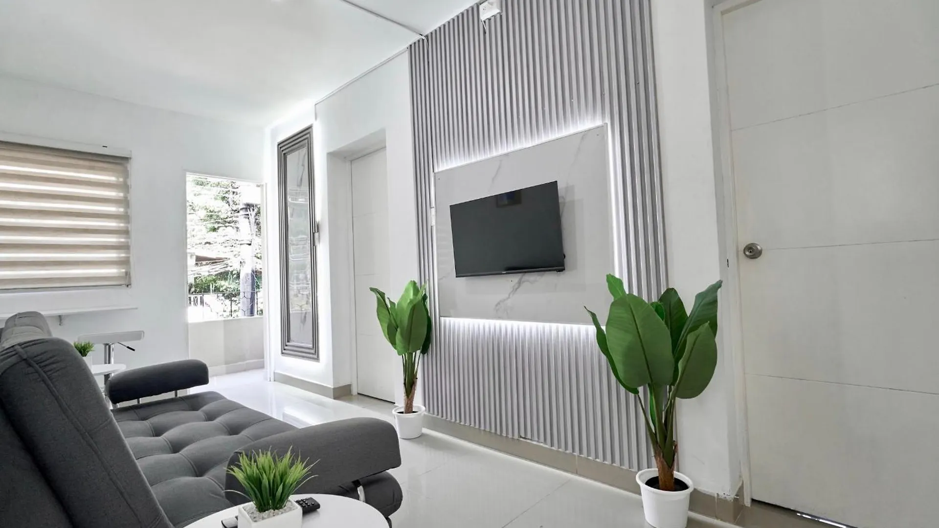 El Poblado 4 Bedrooms 2 Bathrooms With Terrace Medellin Apartment