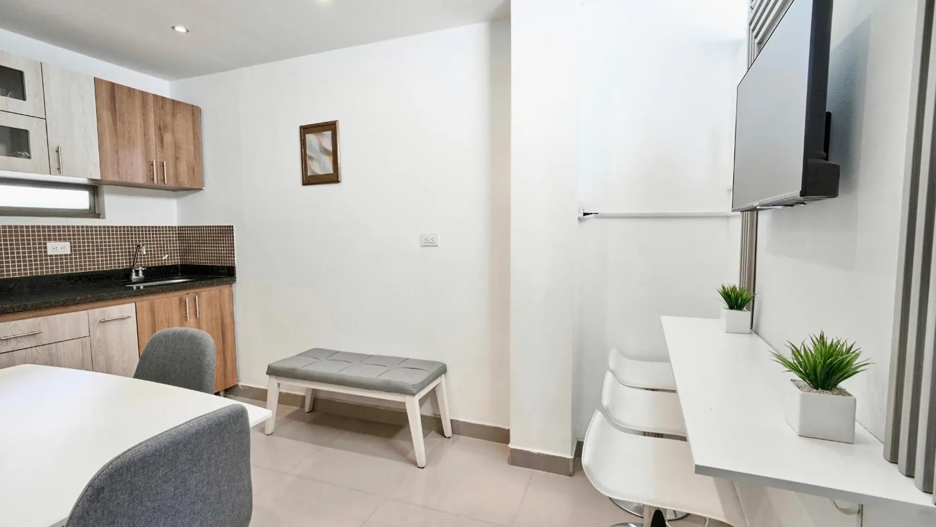 Apartment El Poblado 4 Bedrooms 2 Bathrooms With Terrace Medellin