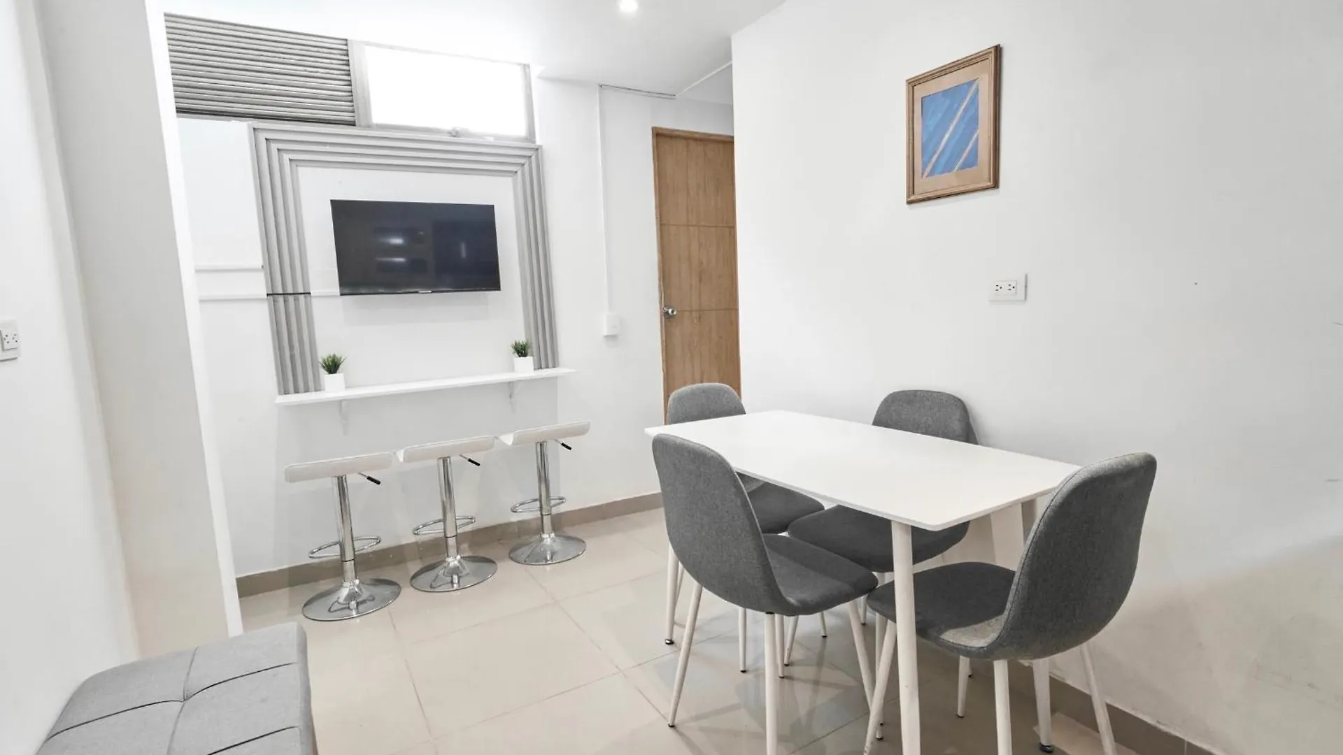 El Poblado 4 Bedrooms 2 Bathrooms With Terrace Medellin Apartment