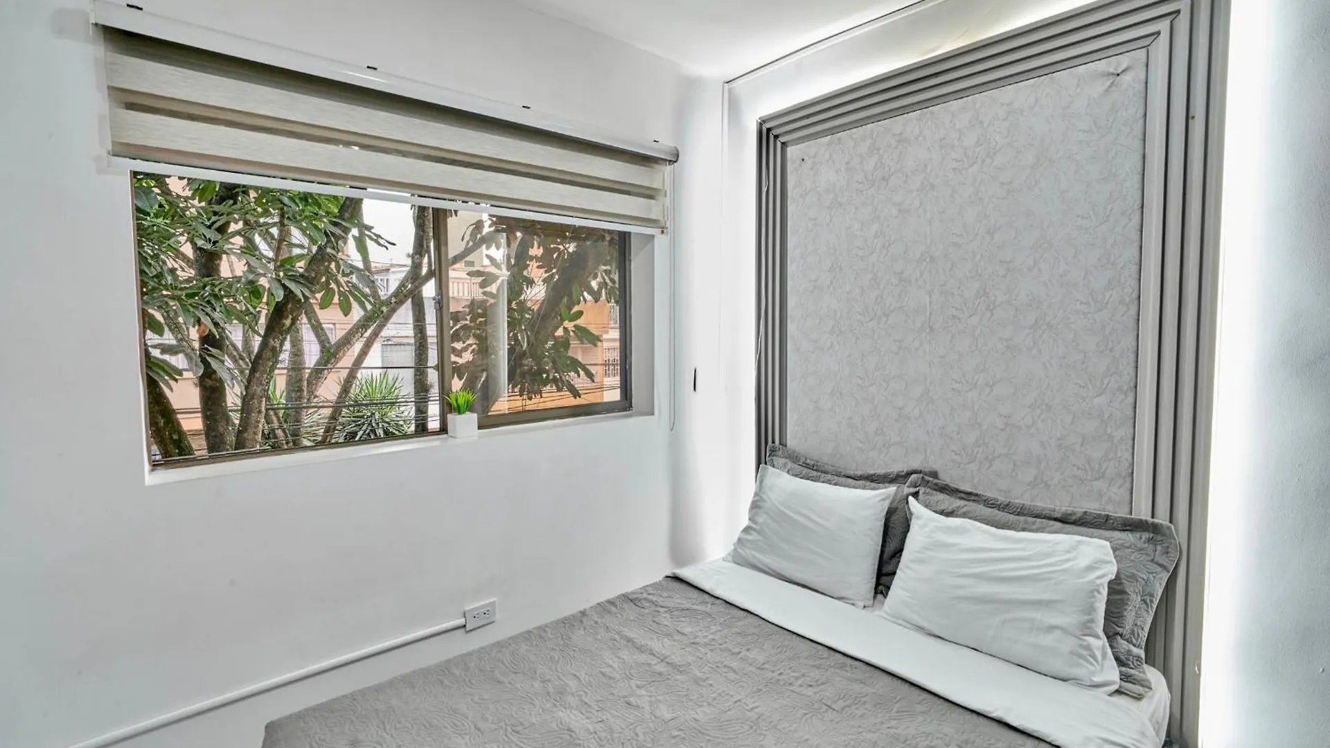 El Poblado 4 Bedrooms 2 Bathrooms With Terrace Medellin Colombia