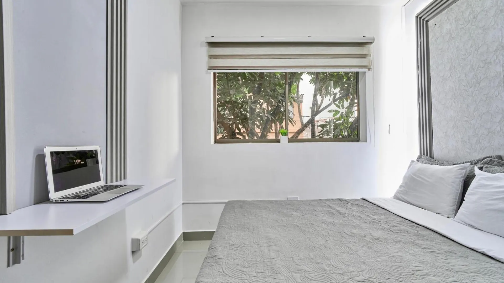 Apartment El Poblado 4 Bedrooms 2 Bathrooms With Terrace Medellin