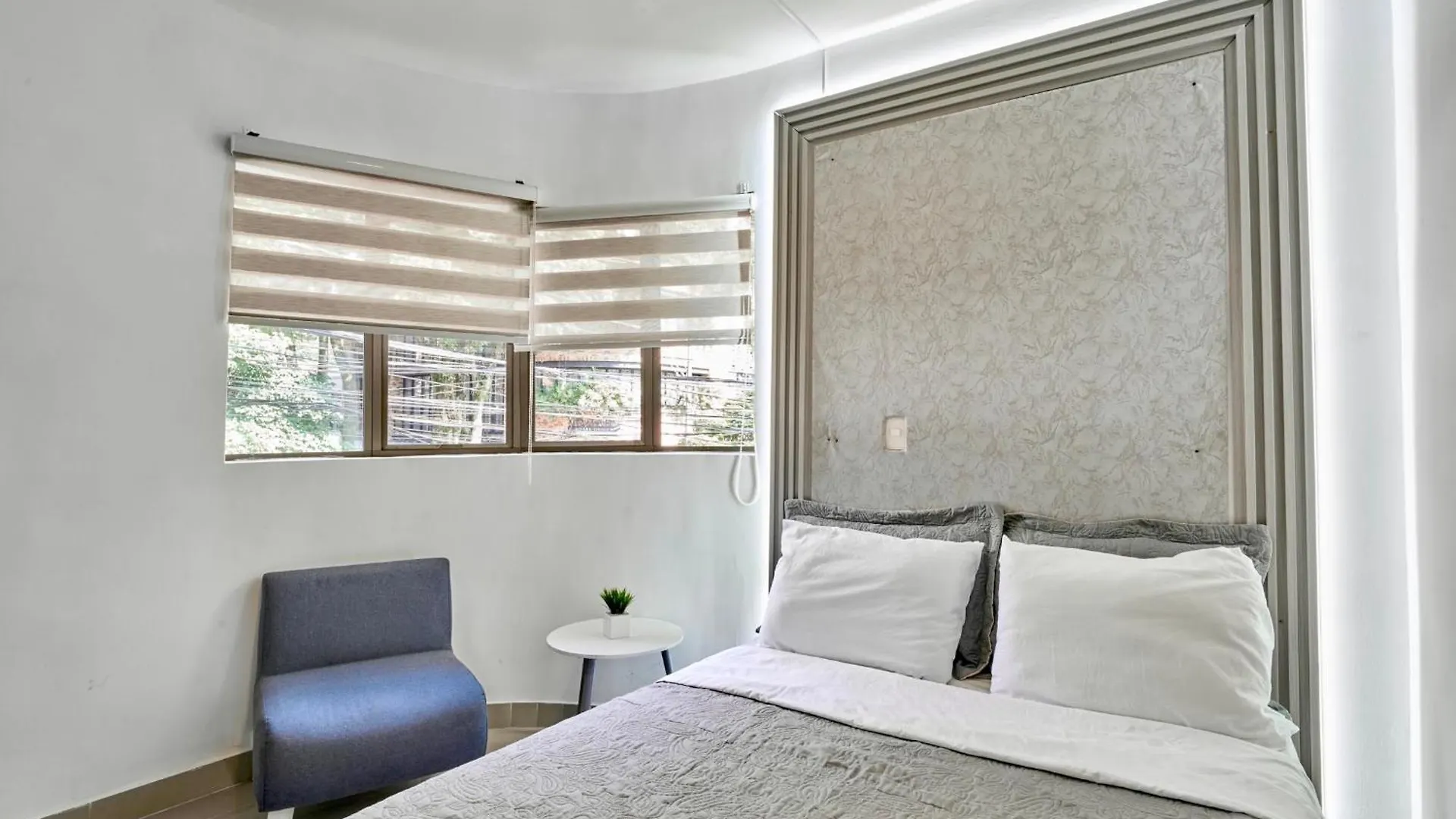 El Poblado 4 Bedrooms 2 Bathrooms With Terrace Medellin Apartment