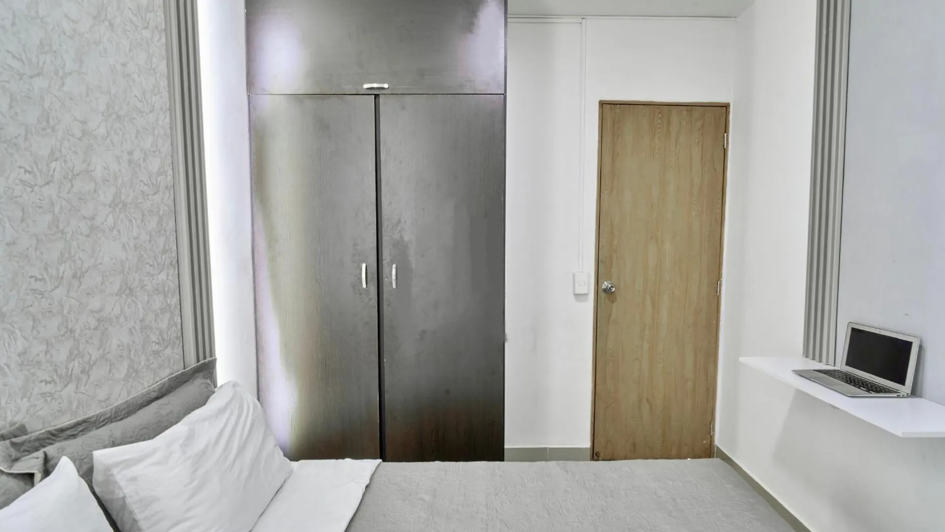 El Poblado 4 Bedrooms 2 Bathrooms With Terrace Medellin